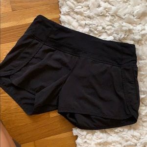 Lululemon Speed It Up Short 4’ Size 6